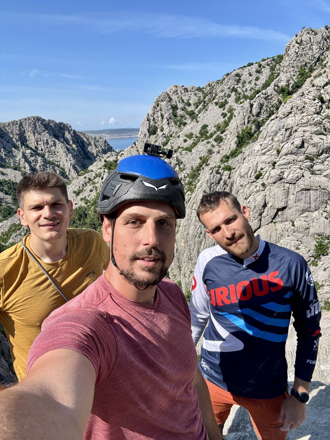 A csapat a fal tetején