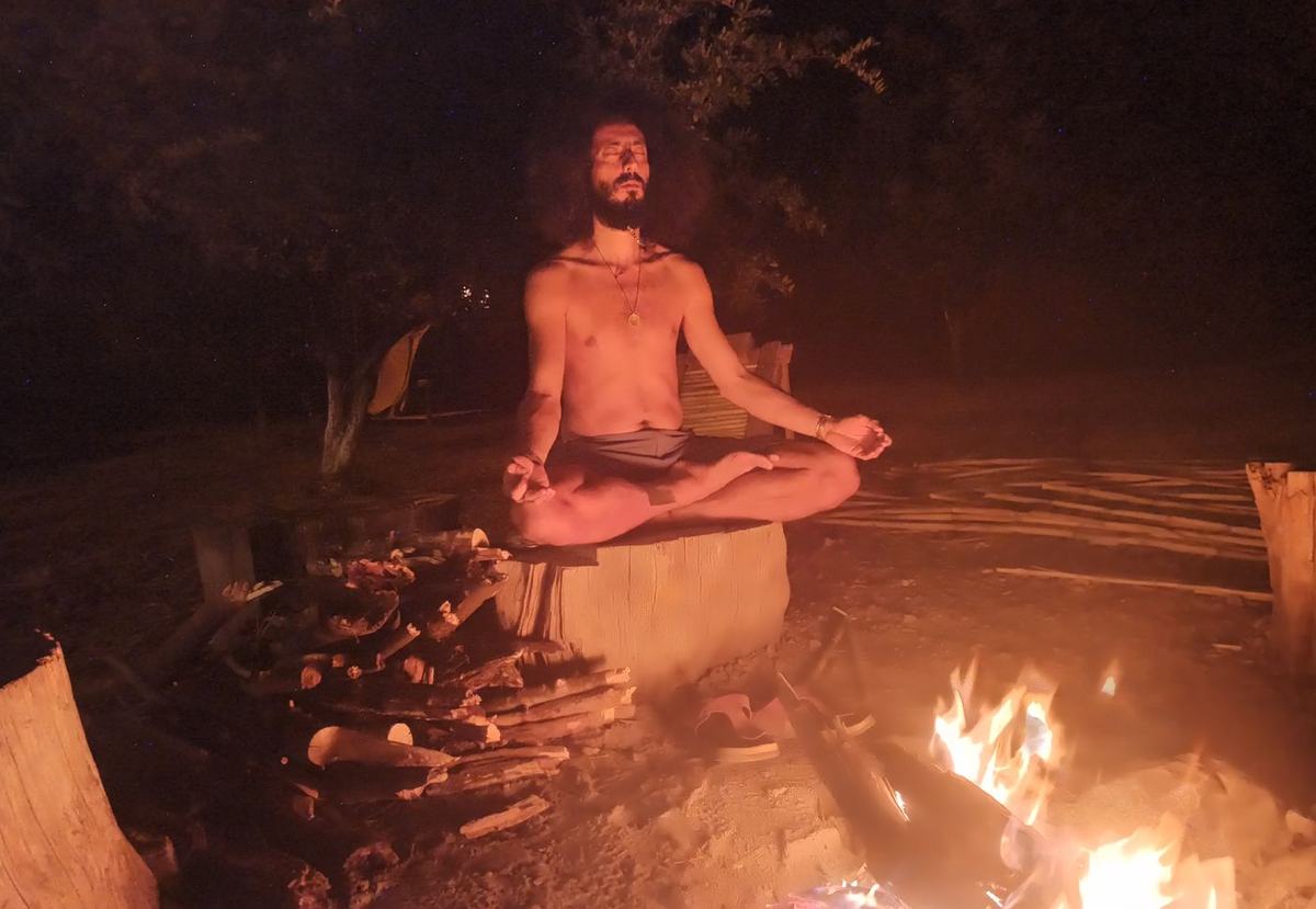 Esti meditáció a tábortűznél