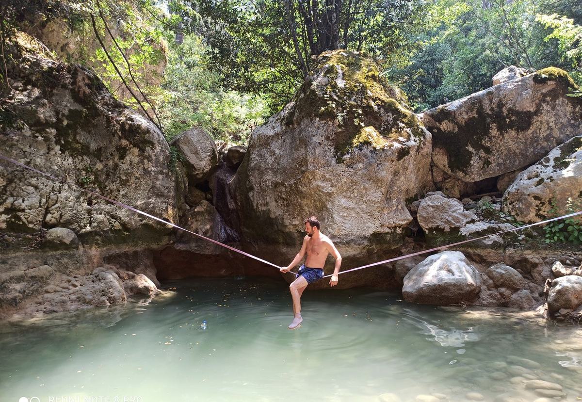 Slackline a patak fölött