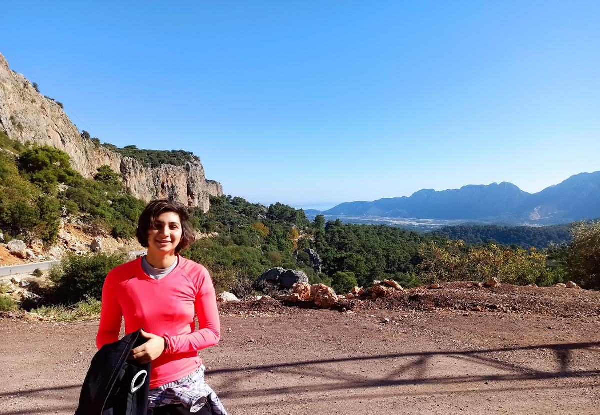 Mászó a napos szektorok alatt, a háttérben Antalya és a tenger
