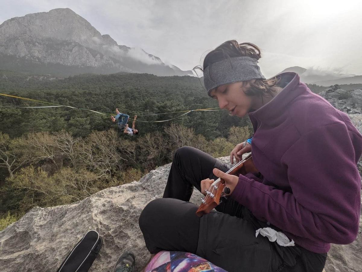 Lucy ukulelézni tanul, a háttérben Mahmut highline-ozik, még hátrébb a Sivri Dağ figyel
