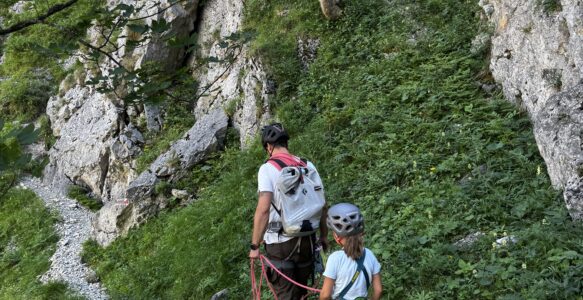 👶🏕️ Gyerekek a hegyekben és az éjszakában 🌄